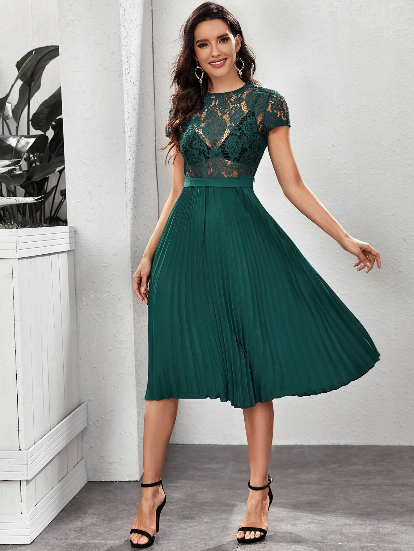 Backless Lace Bodice Pleated Hem Belted Dress Without Bra