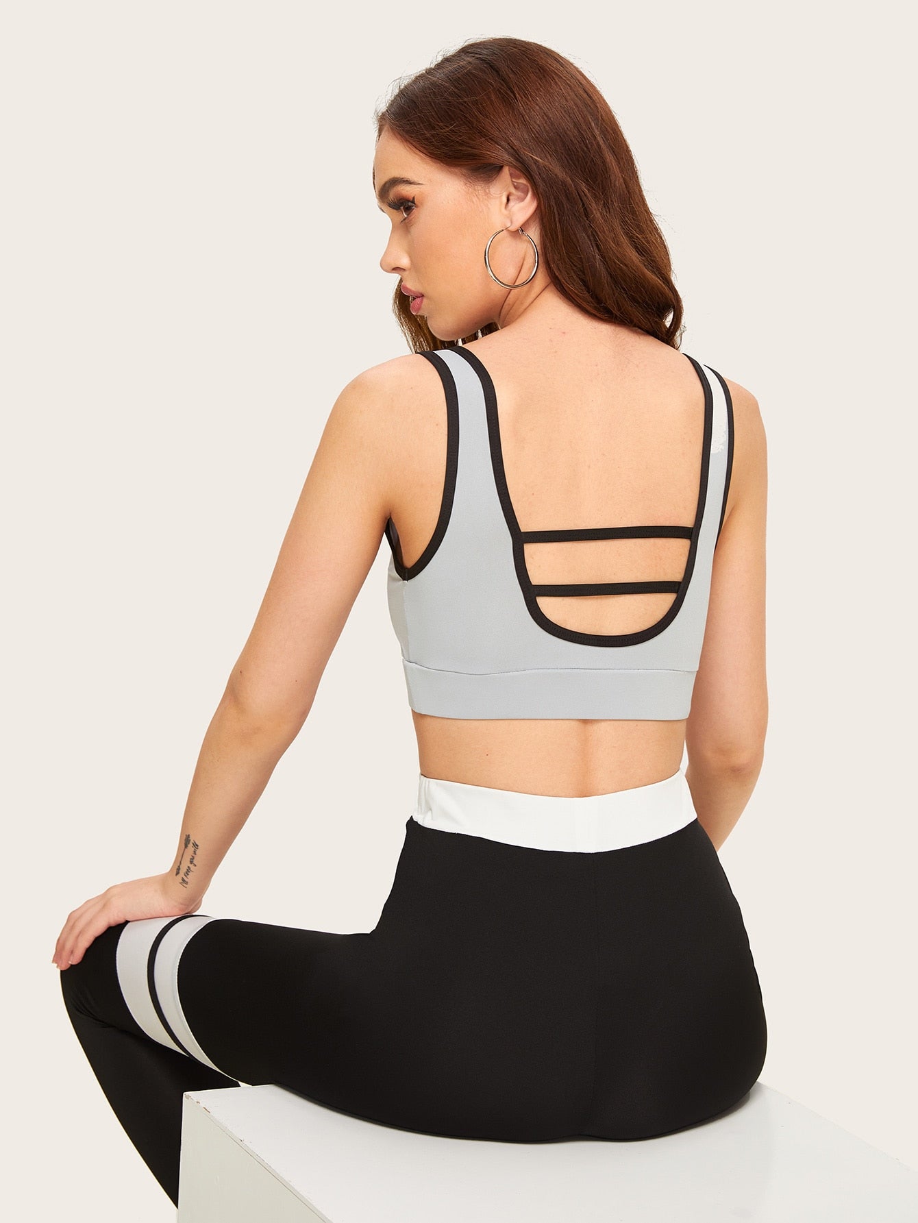 Contrast Binding Cutout Back Sports Bra