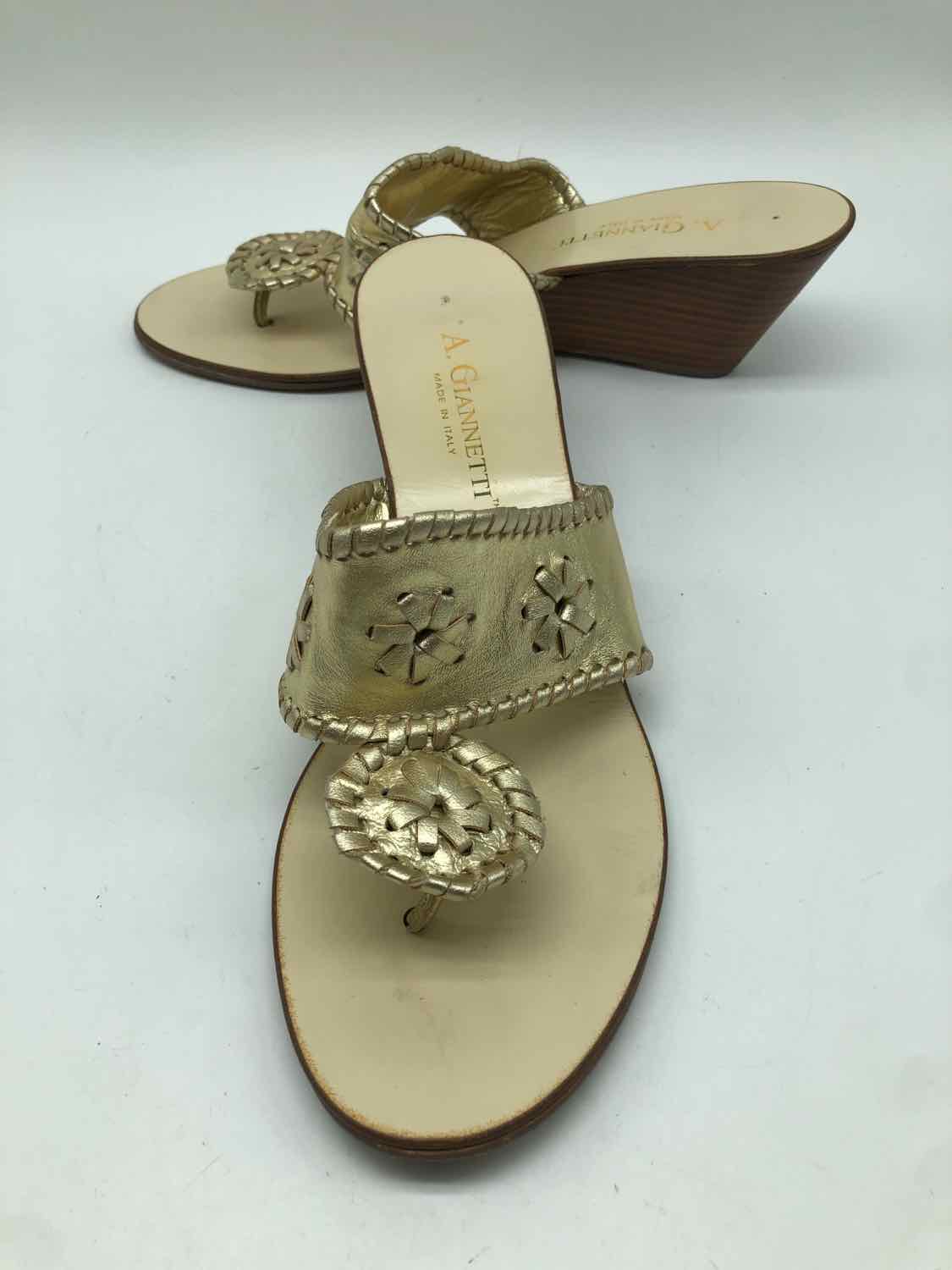 A Gianetti Ivory Size 7 Thong Sandals