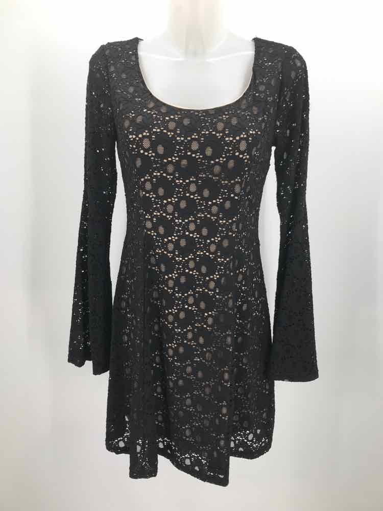 Alya Black Size Medium Lace Short Bell Sleeve Dress