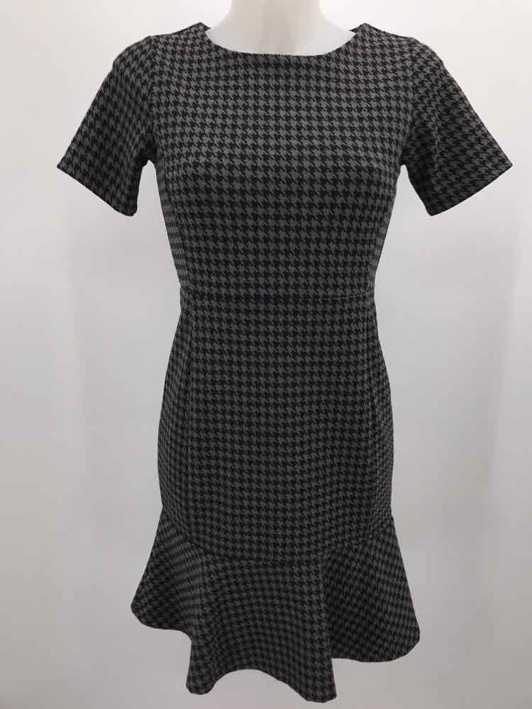 Banana Republic Grey Size 0 Houndstooth Knee Length Short Sleeve Dress