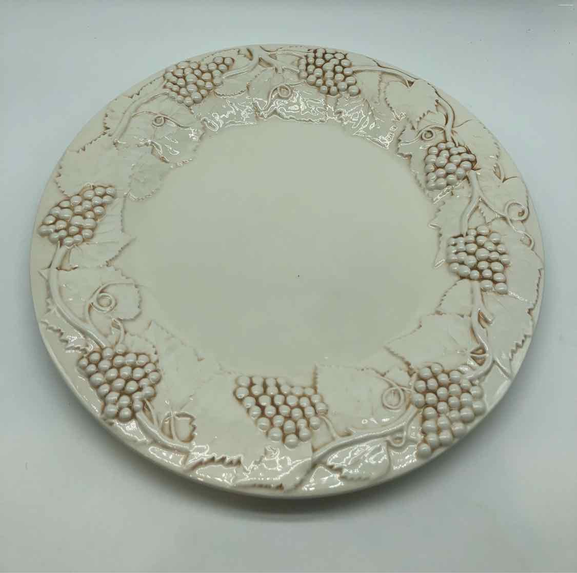 Bordallo Pinneiro Cream Grape Vine Rimmed Dish