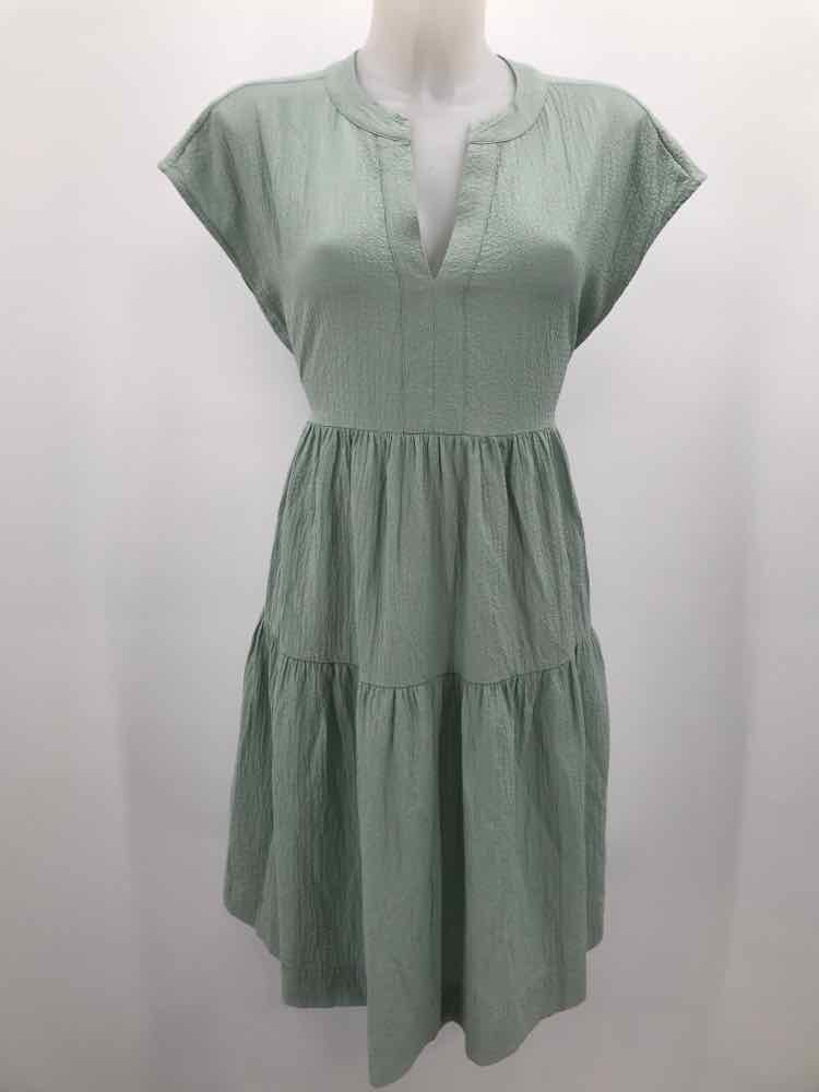 Calvin Klein Green Size 8 Tiered Knee Length Short Sleeve Dress