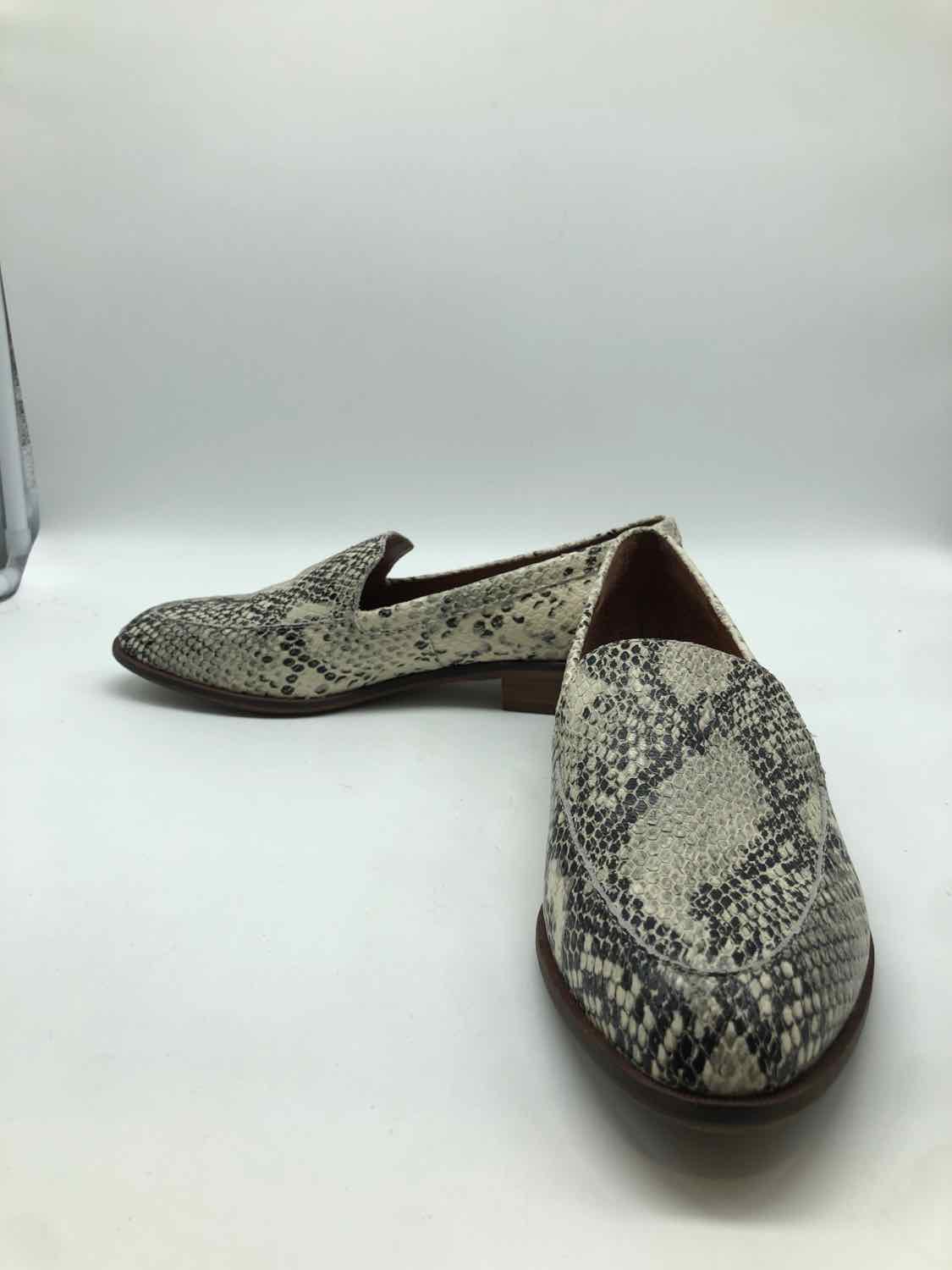 Chelsea & Violet Grey Size 8 Snake Grain Loafer Flats