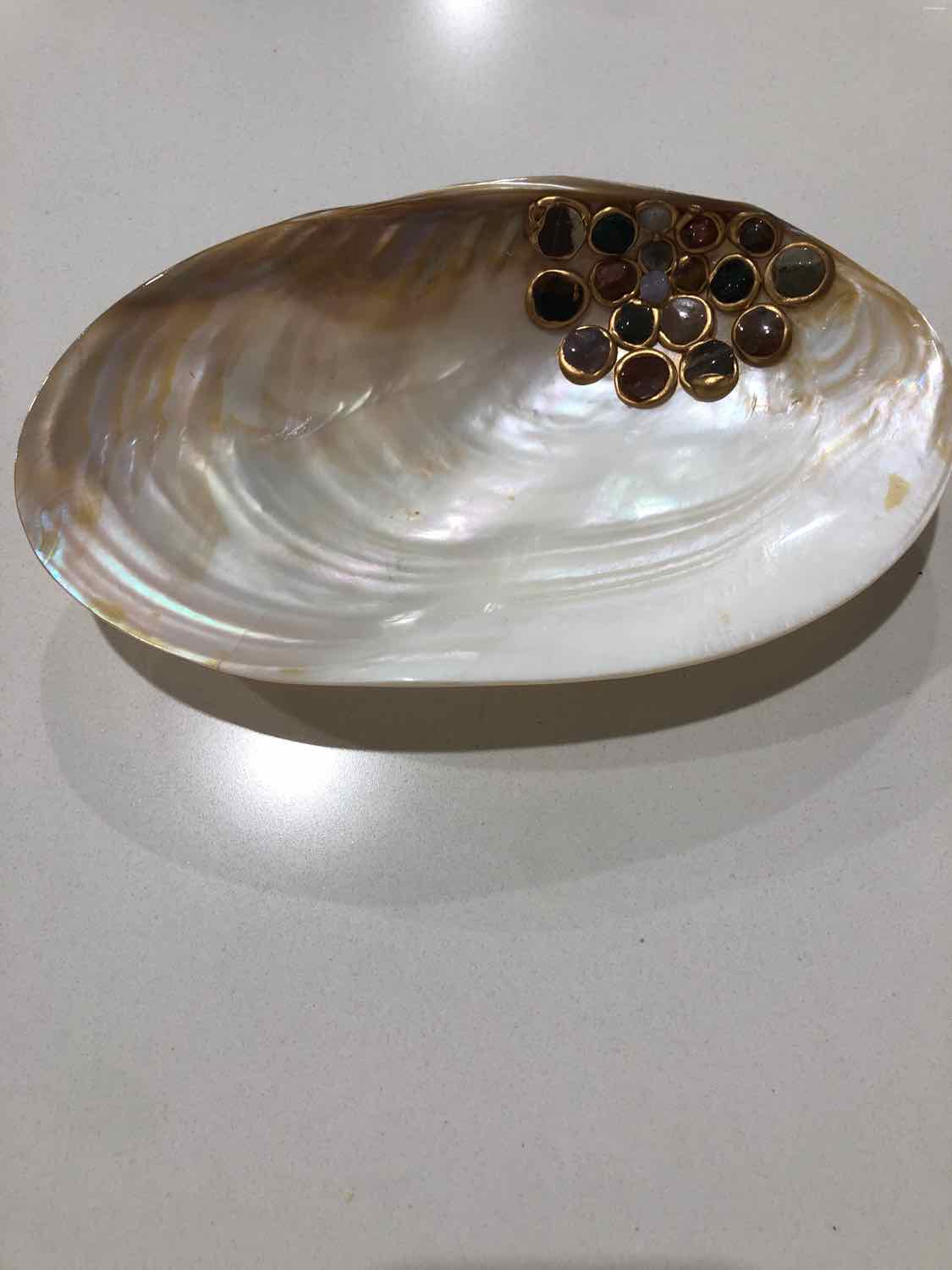 Cream Rivershell Tray with Polished Stones