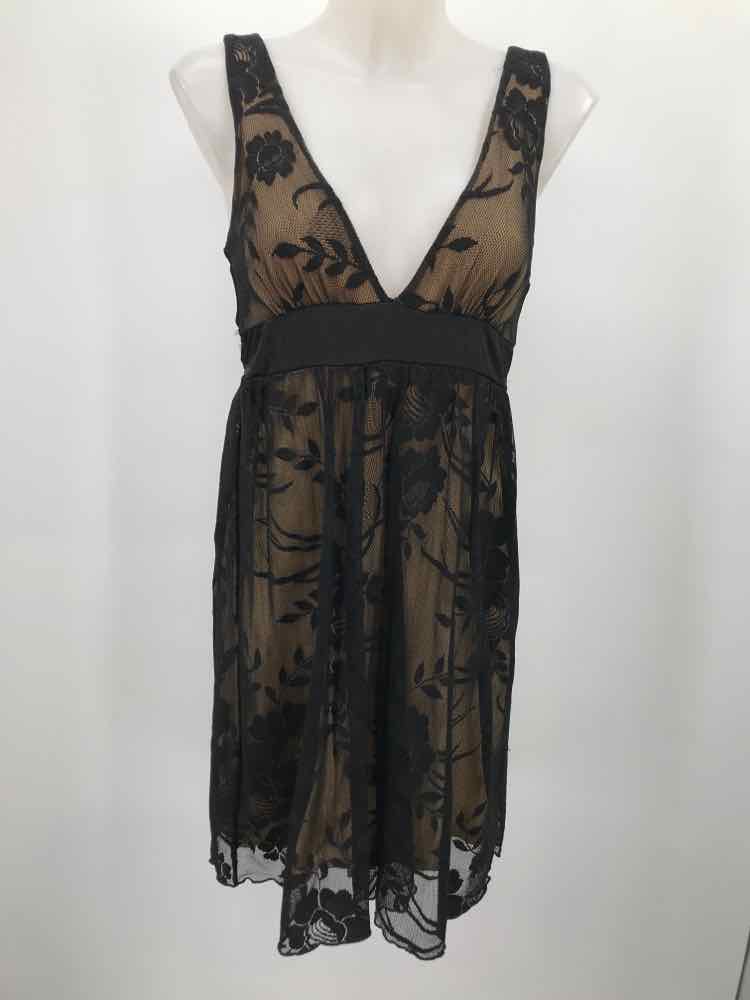 Do + Be Black Size Medium Lace Plunge Short Sleeveless Dress