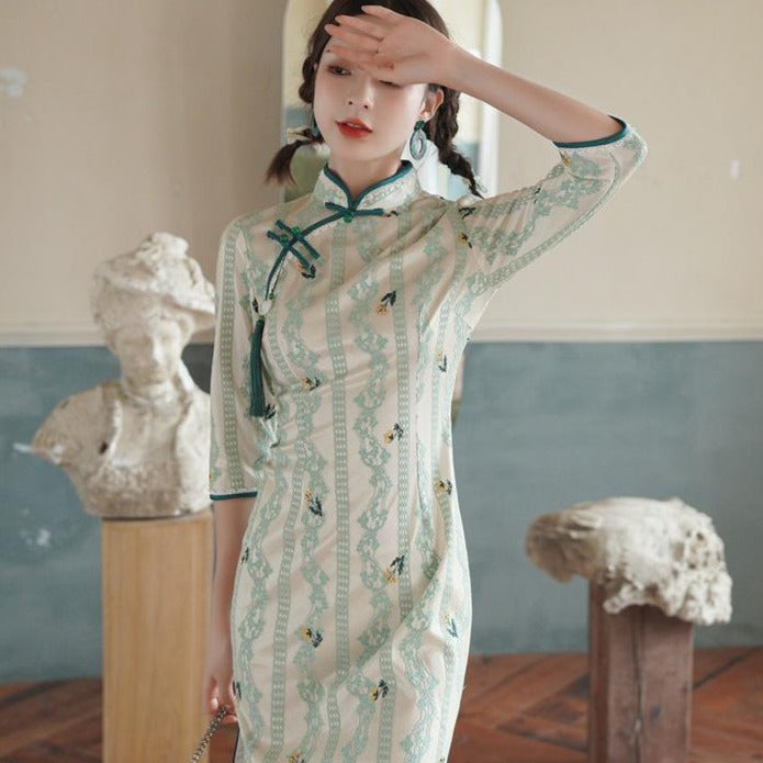 Floral Embroidery Traditional Cheongsam Knee Length Chinese Dress with Lace Edge